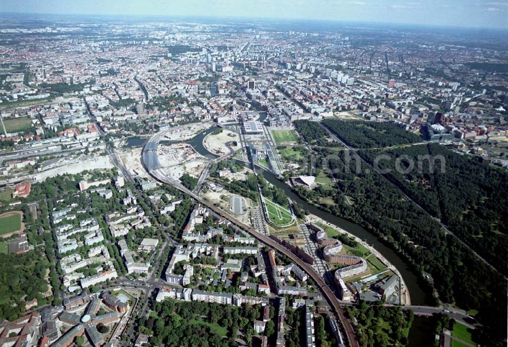 Berlin - Moabit / Tiergarten from above - Blick auf den Berliner Spreebogen / Regierungsviertel von Südwesten (Moabit) her.