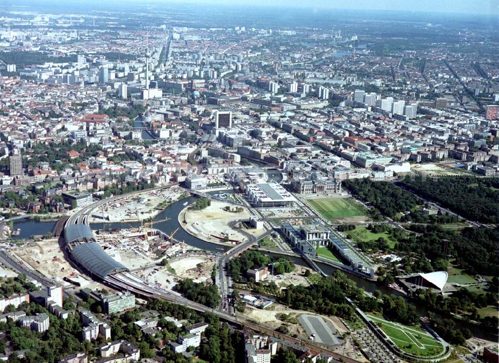 Berlin - Moabit / Tiergarten from above - Blick auf den Berliner Spreebogen / Regierungsviertel von Südwesten (Moabit) her.