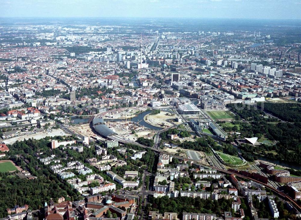 Berlin - Moabit / Tiergarten from above - Blick auf den Berliner Spreebogen / Regierungsviertel von Südwesten (Moabit) her.