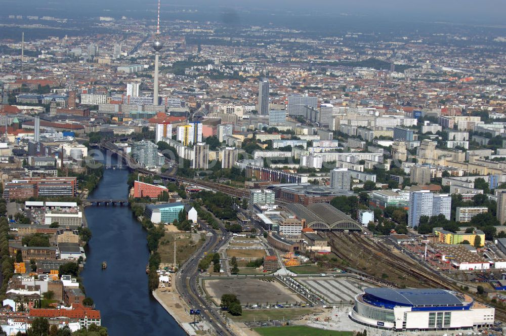 Aerial image Berlin - Blick auf das Berliner Stadtzentrum am Berliner Fernsehturm mit dem Hotelhochhaus park inn am Alexanderplatz und dem Wohngebiet an der Leipziger Strasse mit dem Axel-Springer-Verlag. In der linken Bildmitte verläuft die Spree, rechts unten befindet sich die neue o2 - world - Arena.