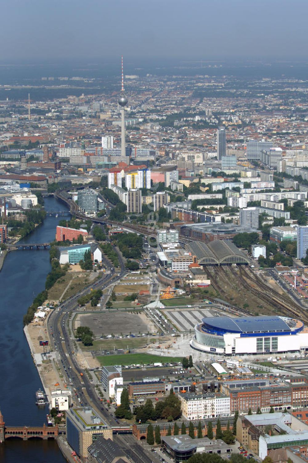 Aerial photograph Berlin - Blick auf das Berliner Stadtzentrum am Berliner Fernsehturm mit dem Hotelhochhaus park inn am Alexanderplatz und dem Wohngebiet an der Leipziger Strasse mit dem Axel-Springer-Verlag. In der linken Bildmitte verläuft die Spree, rechts unten befindet sich die neue o2 - world - Arena.