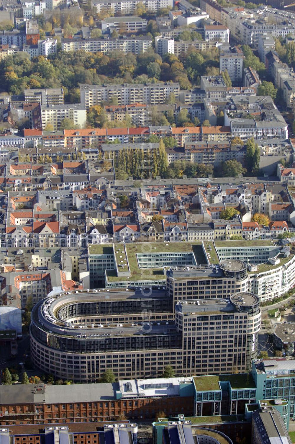 Berlin from above - Blick auf die Berliner Wohngebiete an der Kirchstraße. Bei dem u-förmigen Neubau im unteren Teil des Bildes handelt es sich um den Spreebogen, den Hauptsitz des Bundesministerium des Innern, welches von dem Architekten Kühn Bergan der Bley entworfen und 1999 fertig gestellt wurde. Dahinter befindet sich ein Seniorenheim.