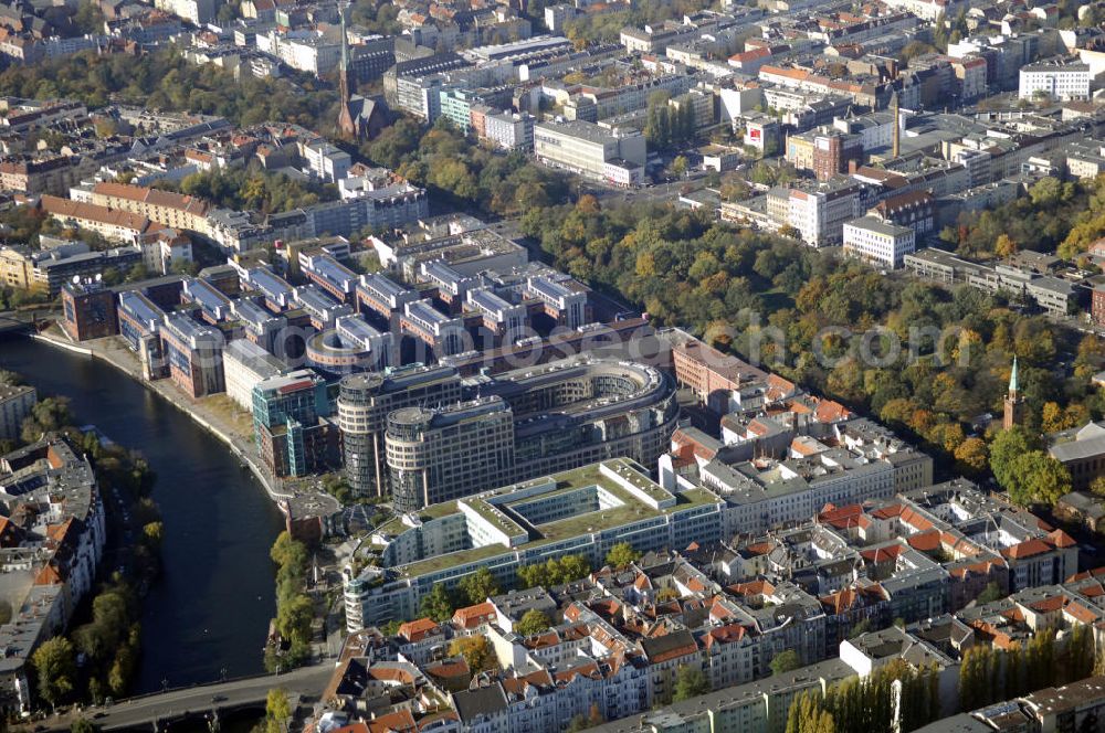 Aerial image Berlin - Blick auf die Berliner Wohngebiete in Stromstr. / Alt-Moabit. Zentral im Bild befindet sich ein Dienstleistungszentrum der Computer- und Elektronikbranche, welches 1987 - 1992 von Joachim Ganz und Walter Rolfes erbaut wurde. Die FOCUS Teleport GmbH ist der derzeitige Nutzer dieses Zentrums und hat das Gelände an verschiedene Firmen vermietet. Bei dem u-förmigen Neubau daneben handelt es sich um den Hauptsitz des Bundesministerium des Innern, welches von dem Architekten Kühn Bergan der Bley entworfen und 1999 fertig gestellt wurde. Unten rechts im Bild befindet sich ein Seniorenheim.