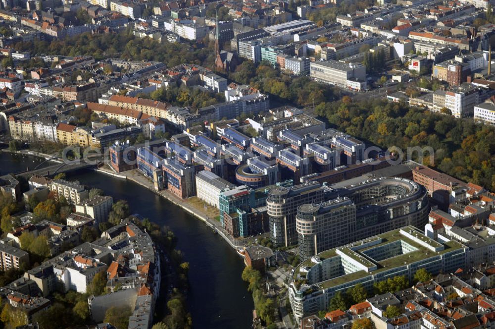 Aerial photograph Berlin - Blick auf die Berliner Wohngebiete in Stromstr. / Alt-Moabit. Zentral im Bild befindet sich ein Dienstleistungszentrum der Computer- und Elektronikbranche, welches 1987 - 1992 von Joachim Ganz und Walter Rolfes erbaut wurde. Die FOCUS Teleport GmbH ist der derzeitige Nutzer dieses Zentrums und hat das Gelände an verschiedene Firmen vermietet. Bei dem u-förmigen Neubau daneben handelt es sich um den Hauptsitz des Bundesministerium des Innern, welches von dem Architekten Kühn Bergan der Bley entworfen und 1999 fertig gestellt wurde. Unten rechts im Bild befindet sich ein Seniorenheim.