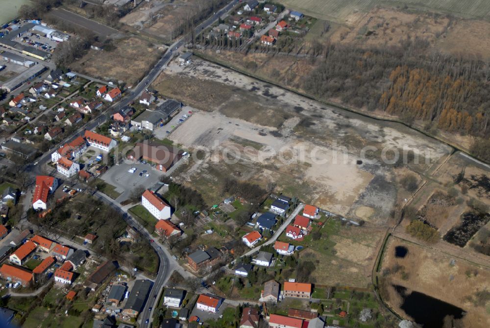 Wartenberg from the bird's eye view: Blick auf die beräumte Fläche der einstigen DDR-Vorzeige LPG 1. Mai in Wartenberg. Die in Liquidation befindliche Landwirtschaftliche Produktionsgenossenschaft wurde 1953 durch den Zusammenschluss von 45 Gärtnern, Bauern und Landarbeitern gegründet.Ab den 60er Jahren wurden hier die industriemäßige Produktion von Champignons betrieben. Anschrift: LPG 1.Mai i.L., Lindenbergerstr. 18, 13059 Berlin; Tel.: 030 9293146