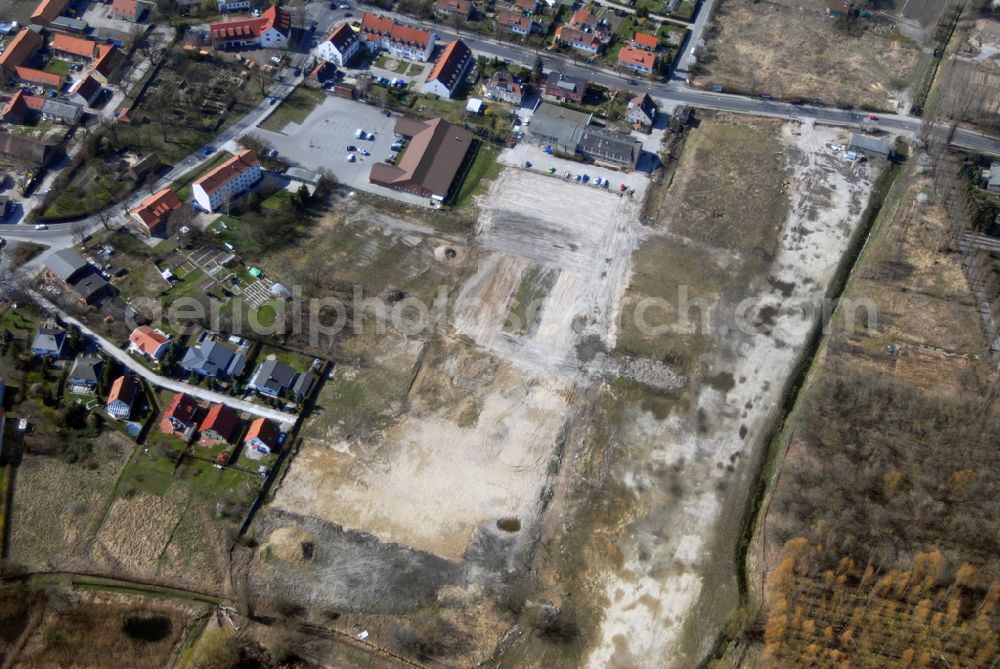 Aerial photograph Wartenberg - Blick auf die beräumte Fläche der einstigen DDR-Vorzeige LPG 1. Mai in Wartenberg. Die in Liquidation befindliche Landwirtschaftliche Produktionsgenossenschaft wurde 1953 durch den Zusammenschluss von 45 Gärtnern, Bauern und Landarbeitern gegründet.Ab den 60er Jahren wurden hier die industriemäßige Produktion von Champignons betrieben. Anschrift: LPG 1.Mai i.L., Lindenbergerstr. 18, 13059 Berlin; Tel.: 030 9293146