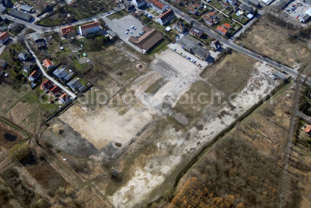 Wartenberg from above - Blick auf die beräumte Fläche der einstigen DDR-Vorzeige LPG 1. Mai in Wartenberg. Die in Liquidation befindliche Landwirtschaftliche Produktionsgenossenschaft wurde 1953 durch den Zusammenschluss von 45 Gärtnern, Bauern und Landarbeitern gegründet.Ab den 60er Jahren wurden hier die industriemäßige Produktion von Champignons betrieben. Anschrift: LPG 1.Mai i.L., Lindenbergerstr. 18, 13059 Berlin; Tel.: 030 9293146