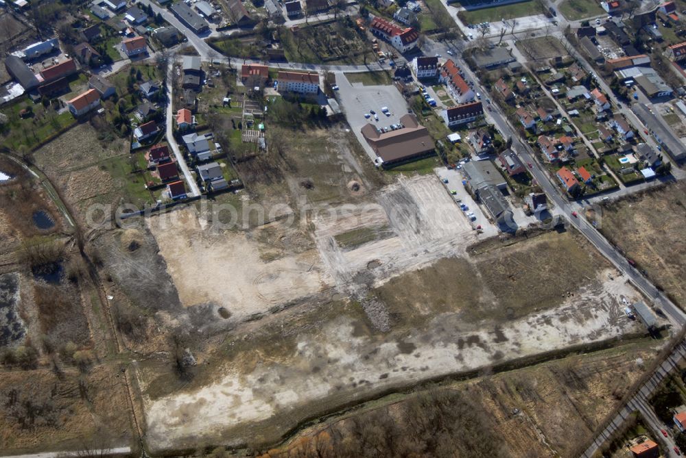 Wartenberg from the bird's eye view: Blick auf die beräumte Fläche der einstigen DDR-Vorzeige LPG 1. Mai in Wartenberg. Die in Liquidation befindliche Landwirtschaftliche Produktionsgenossenschaft wurde 1953 durch den Zusammenschluss von 45 Gärtnern, Bauern und Landarbeitern gegründet.Ab den 60er Jahren wurden hier die industriemäßige Produktion von Champignons betrieben. Anschrift: LPG 1.Mai i.L., Lindenbergerstr. 18, 13059 Berlin; Tel.: 030 9293146