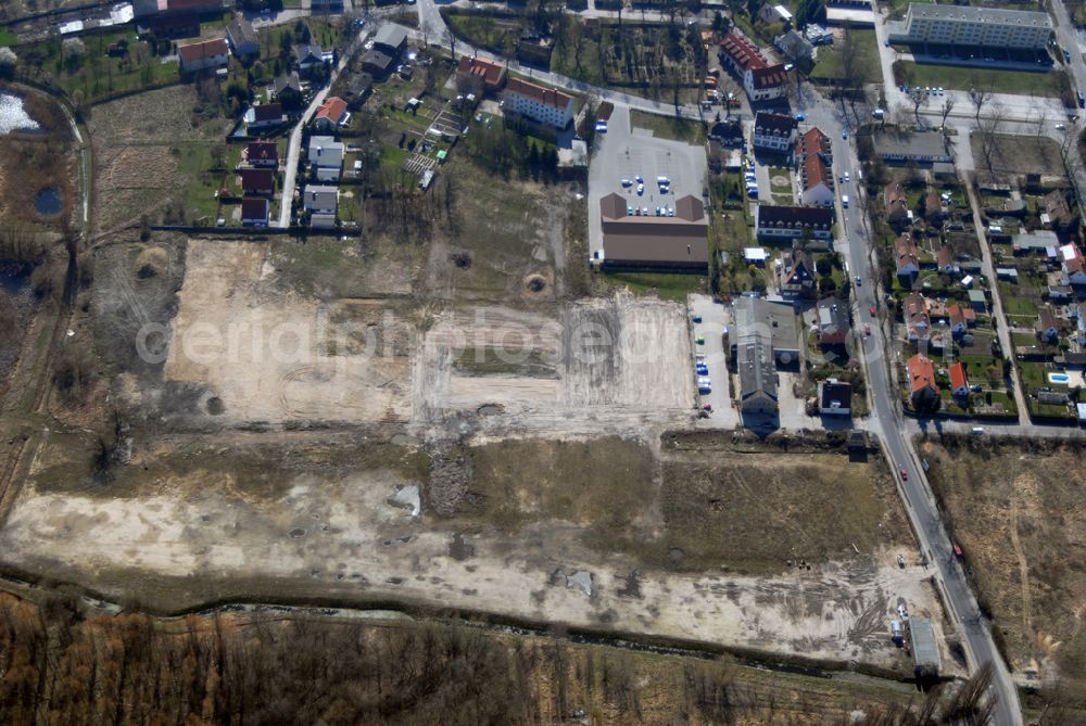 Aerial image Wartenberg - Blick auf die beräumte Fläche der einstigen DDR-Vorzeige LPG 1. Mai in Wartenberg. Die in Liquidation befindliche Landwirtschaftliche Produktionsgenossenschaft wurde 1953 durch den Zusammenschluss von 45 Gärtnern, Bauern und Landarbeitern gegründet.Ab den 60er Jahren wurden hier die industriemäßige Produktion von Champignons betrieben. Anschrift: LPG 1.Mai i.L., Lindenbergerstr. 18, 13059 Berlin; Tel.: 030 9293146