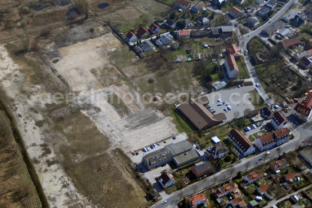 Wartenberg from above - Blick auf die beräumte Fläche der einstigen DDR-Vorzeige LPG 1. Mai in Wartenberg. Die in Liquidation befindliche Landwirtschaftliche Produktionsgenossenschaft wurde 1953 durch den Zusammenschluss von 45 Gärtnern, Bauern und Landarbeitern gegründet.Ab den 60er Jahren wurden hier die industriemäßige Produktion von Champignons betrieben. Anschrift: LPG 1.Mai i.L., Lindenbergerstr. 18, 13059 Berlin; Tel.: 030 9293146