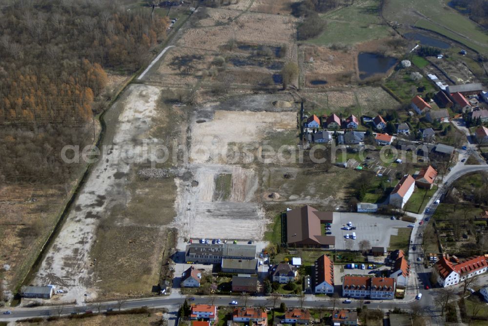 Aerial photograph Wartenberg - Blick auf die beräumte Fläche der einstigen DDR-Vorzeige LPG 1. Mai in Wartenberg. Die in Liquidation befindliche Landwirtschaftliche Produktionsgenossenschaft wurde 1953 durch den Zusammenschluss von 45 Gärtnern, Bauern und Landarbeitern gegründet.Ab den 60er Jahren wurden hier die industriemäßige Produktion von Champignons betrieben. Anschrift: LPG 1.Mai i.L., Lindenbergerstr. 18, 13059 Berlin; Tel.: 030 9293146