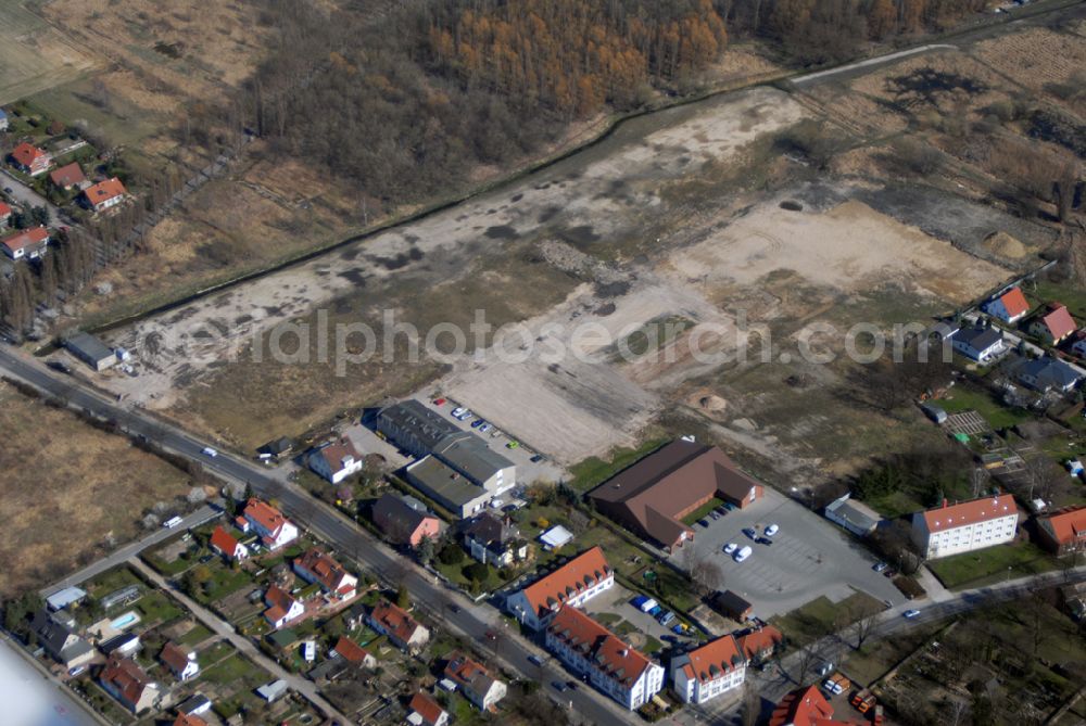 Wartenberg from above - Blick auf die beräumte Fläche der einstigen DDR-Vorzeige LPG 1. Mai in Wartenberg. Die in Liquidation befindliche Landwirtschaftliche Produktionsgenossenschaft wurde 1953 durch den Zusammenschluss von 45 Gärtnern, Bauern und Landarbeitern gegründet.Ab den 60er Jahren wurden hier die industriemäßige Produktion von Champignons betrieben. Anschrift: LPG 1.Mai i.L., Lindenbergerstr. 18, 13059 Berlin; Tel.: 030 9293146