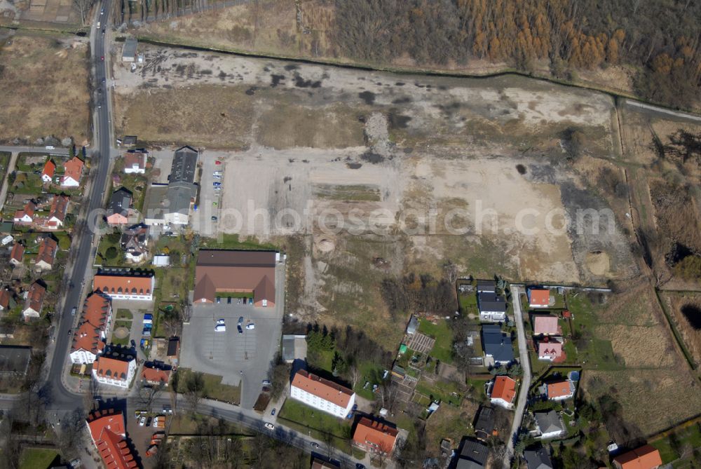 Wartenberg from the bird's eye view: Blick auf die beräumte Fläche der einstigen DDR-Vorzeige LPG 1. Mai in Wartenberg. Die in Liquidation befindliche Landwirtschaftliche Produktionsgenossenschaft wurde 1953 durch den Zusammenschluss von 45 Gärtnern, Bauern und Landarbeitern gegründet.Ab den 60er Jahren wurden hier die industriemäßige Produktion von Champignons betrieben. Anschrift: LPG 1.Mai i.L., Lindenbergerstr. 18, 13059 Berlin; Tel.: 030 9293146