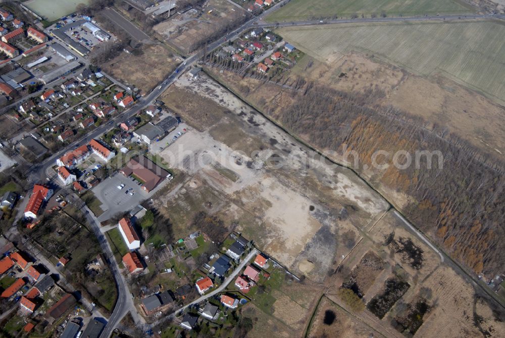 Aerial image Wartenberg - Blick auf die beräumte Fläche der einstigen DDR-Vorzeige LPG 1. Mai in Wartenberg. Die in Liquidation befindliche Landwirtschaftliche Produktionsgenossenschaft wurde 1953 durch den Zusammenschluss von 45 Gärtnern, Bauern und Landarbeitern gegründet.Ab den 60er Jahren wurden hier die industriemäßige Produktion von Champignons betrieben. Anschrift: LPG 1.Mai i.L., Lindenbergerstr. 18, 13059 Berlin; Tel.: 030 9293146