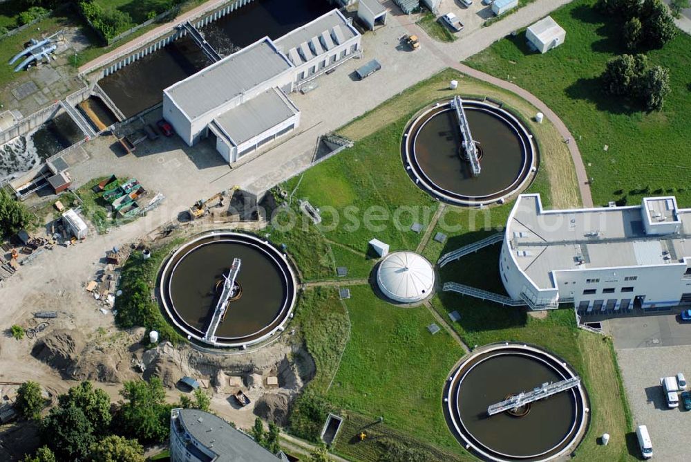 Berlin from the bird's eye view: Blick auf Betonsanierungsarbeiten an der Phosphateliminierungsanlage am Tegeler Hafen in Berlin Reinickendorf. Die Anlage hat wesentlichen Anteil an den bis zu 3 Meter Sichttiefe im Tegeler See und dient heute als vierte Reinigungsstufe mit dem Klärwerk Schönerlinde zur Reinhaltung der Gewässer im Berliner Norden.