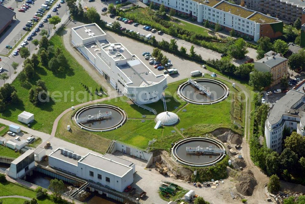 Aerial image Berlin - Blick auf Betonsanierungsarbeiten an der Phosphateliminierungsanlage am Tegeler Hafen in Berlin Reinickendorf. Die Anlage hat wesentlichen Anteil an den bis zu 3 Meter Sichttiefe im Tegeler See und dient heute als vierte Reinigungsstufe mit dem Klärwerk Schönerlinde zur Reinhaltung der Gewässer im Berliner Norden.