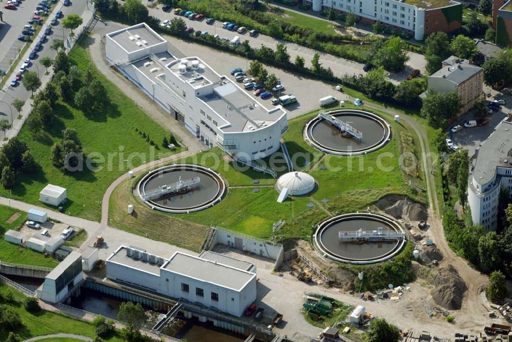 Aerial photograph Berlin - Blick auf Betonsanierungsarbeiten an der Phosphateliminierungsanlage am Tegeler Hafen in Berlin Reinickendorf. Die Anlage hat wesentlichen Anteil an den bis zu 3 Meter Sichttiefe im Tegeler See und dient heute als vierte Reinigungsstufe mit dem Klärwerk Schönerlinde zur Reinhaltung der Gewässer im Berliner Norden.