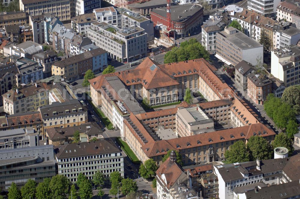 Zürich from the bird's eye view: Blick auf das Bezirksgericht in Zürich. Das Bezirksgericht Zürich ist das grösste der elf Bezirksgerichte im Kanton Zürich. Jährlich werden hier fast 30'000 Verfahren bearbeitet. Kontakt: Badenerstrasse 90, 8004 Zürich, Tel. +41 (0)44 248 2111