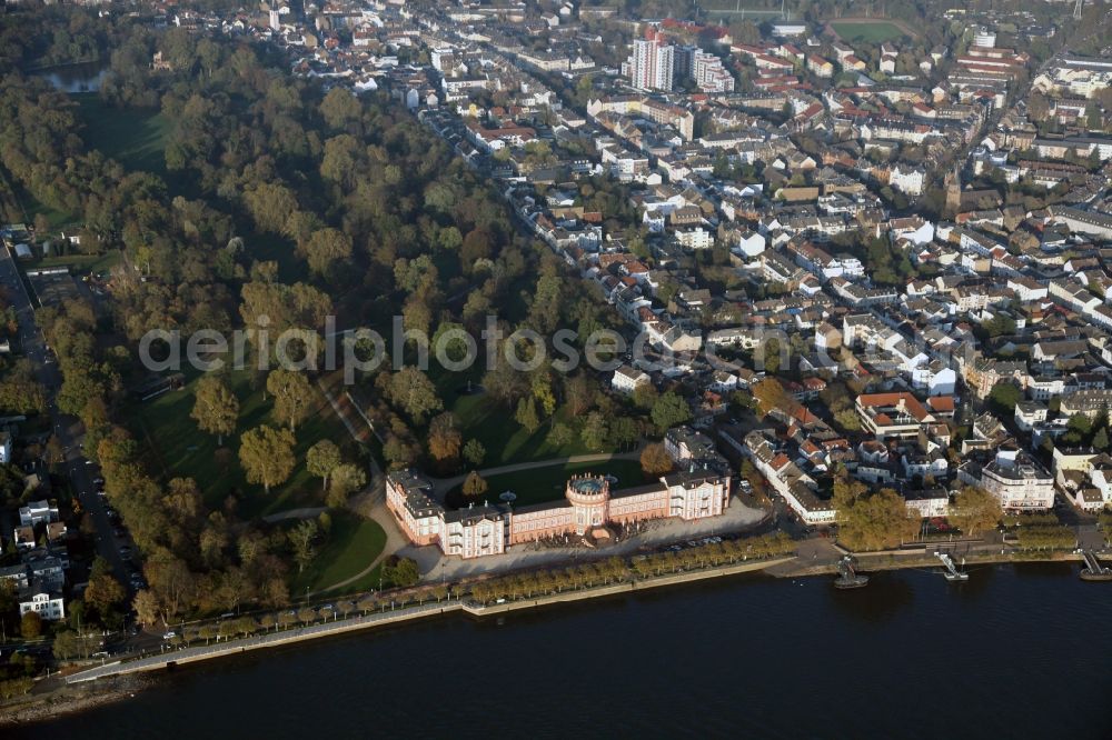 Aerial photograph Wiesbaden-Biebrich - View of the Biebrich Palace in Wiesbaden Biebrich in Hesse