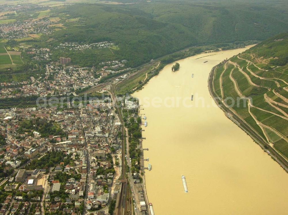 Bingen from the bird's eye view: 27.08.2005 Bingen; Bingen am Rhein ist eine Stadt im Landkreis Mainz-Bingen und liegt im Bundesland Rheinland-Pfalz der Bundesrepublik Deutschland. Zwischen dem 1969 eingemeindeten, früher preußischen Stadtteil Bingerbrück und Bingen-Stadt mündet die Nahe in den Rhein.