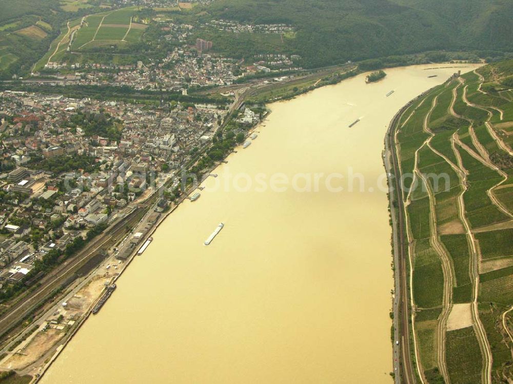 Aerial photograph Bingen - 27.08.2005 Bingen; Bingen am Rhein ist eine Stadt im Landkreis Mainz-Bingen und liegt im Bundesland Rheinland-Pfalz der Bundesrepublik Deutschland. Zwischen dem 1969 eingemeindeten, früher preußischen Stadtteil Bingerbrück und Bingen-Stadt mündet die Nahe in den Rhein.