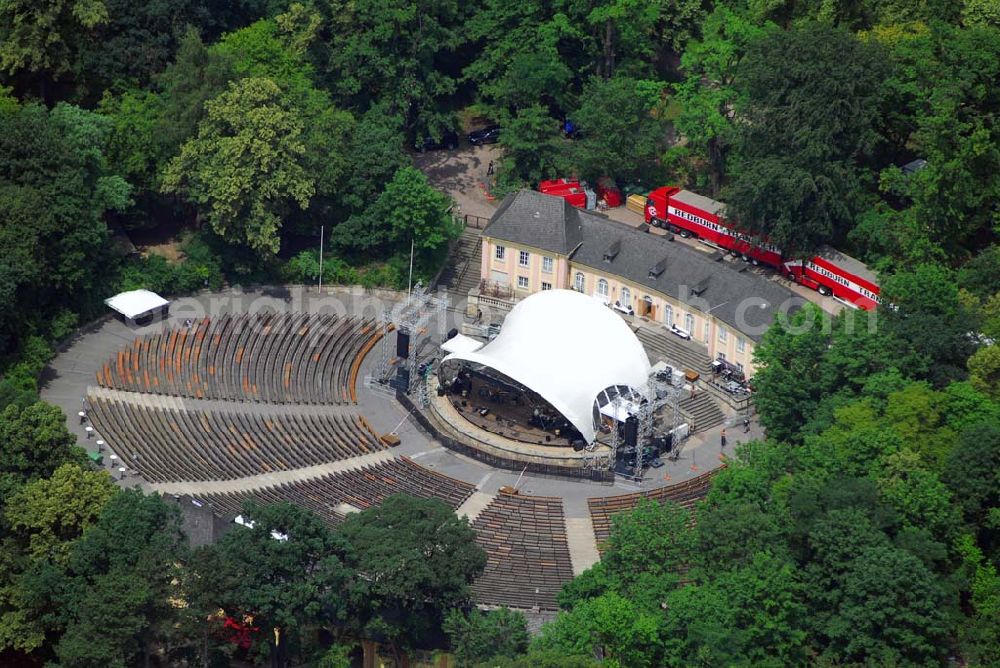 Dresden from the bird's eye view: Blick auf die 1954 bis 1957 errichtete Freilichttheater Junge Garde im Großen Garten in Dresden-Strehlen.