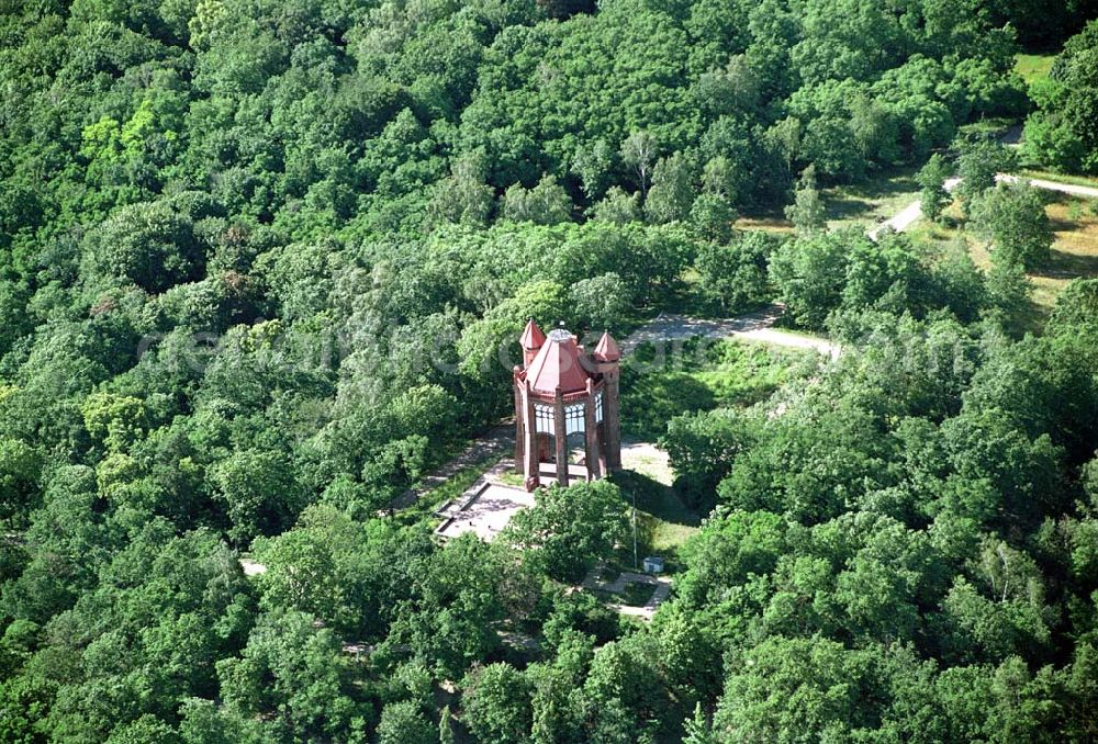 Rathenow from above - 28.06.2004 Rathenow Blick auf dem Bismarckturm Süd-westl. von Rathenow auf dem Weinberg. Es wurden 238 Bismarcktürme und -säulen zwischen 1869 und 1934 errichtet (teilweise wurden bestehende Türme in Bismarckturm umbenannt). Von diesen sind im Jahr 2002 noch 170 erhalten, einige davon in stark sanierungsbedürftigem Zustand.