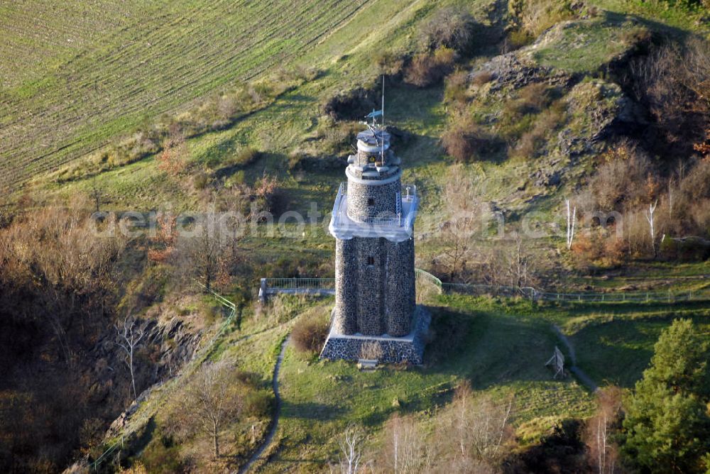 Wurzen from above - Blick auf den Bismarckturm in Wurzen. Als Standort für den Turm wählte man den Wachtelberg in Dehnitz bei Wurzen aus. Die Einweihung fand am 1.4.1909 statt. Als Baumaterial wurden Lüptitzer Quarzporphyr und Bruchsandstein verwendet. Der Turm ist 1,5 m tief in den Felsen gegründet und ruht auf einer dicken Zementbetonsohle. Das Bauwerk wurde aus ideologischen Gründen in Wachtelbergturm umbenannt.