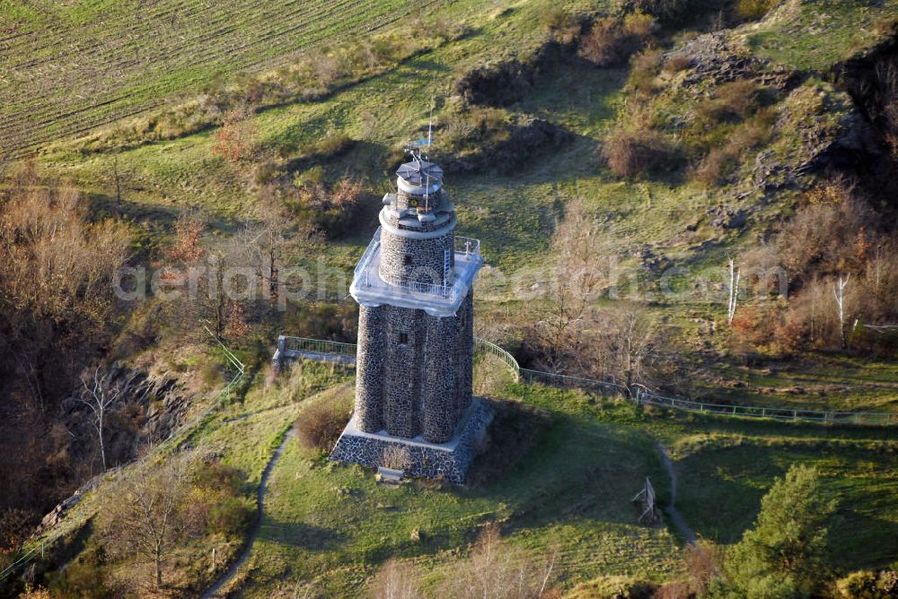 Wurzen from the bird's eye view: Blick auf den Bismarckturm in Wurzen. Als Standort für den Turm wählte man den Wachtelberg in Dehnitz bei Wurzen aus. Die Einweihung fand am 1.4.1909 statt. Als Baumaterial wurden Lüptitzer Quarzporphyr und Bruchsandstein verwendet. Der Turm ist 1,5 m tief in den Felsen gegründet und ruht auf einer dicken Zementbetonsohle. Das Bauwerk wurde aus ideologischen Gründen in Wachtelbergturm umbenannt.