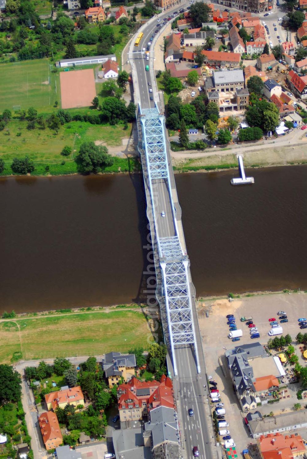 Dresden from the bird's eye view: Blick auf das Blaue Wunder - eigentlich Loschwitzer Brücke, sie verbindet den Schillerplatz in Blasewitz (linkselbisch) mit dem Körnerplatz in Loschwitz. Erbaut wurde die Stahlfachwerkkonstruktion 1891-1893 von Claus Köpcke und Hans Manfred Krüger als eine der ersten strompfeilerfreien Brücken. Ihre Gesamtlänge beträgt 260 m, die Spannweite zwischen den beiden Uferpfeilern 141,5 m. Nach einer Zeitungsente soll sich der anfänglich grüne Anstrich nach kurzer Zeit blau verfärbt haben, worauf der volkstümliche Name Blaues Wunder zurückzuführen sei.