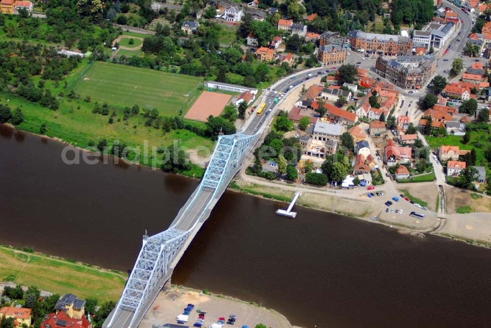 Aerial image Dresden - Blick auf das Blaue Wunder - eigentlich Loschwitzer Brücke, sie verbindet den Schillerplatz in Blasewitz (linkselbisch) mit dem Körnerplatz in Loschwitz. Erbaut wurde die Stahlfachwerkkonstruktion 1891-1893 von Claus Köpcke und Hans Manfred Krüger als eine der ersten strompfeilerfreien Brücken. Ihre Gesamtlänge beträgt 260 m, die Spannweite zwischen den beiden Uferpfeilern 141,5 m. Nach einer Zeitungsente soll sich der anfänglich grüne Anstrich nach kurzer Zeit blau verfärbt haben, worauf der volkstümliche Name Blaues Wunder zurückzuführen sei.