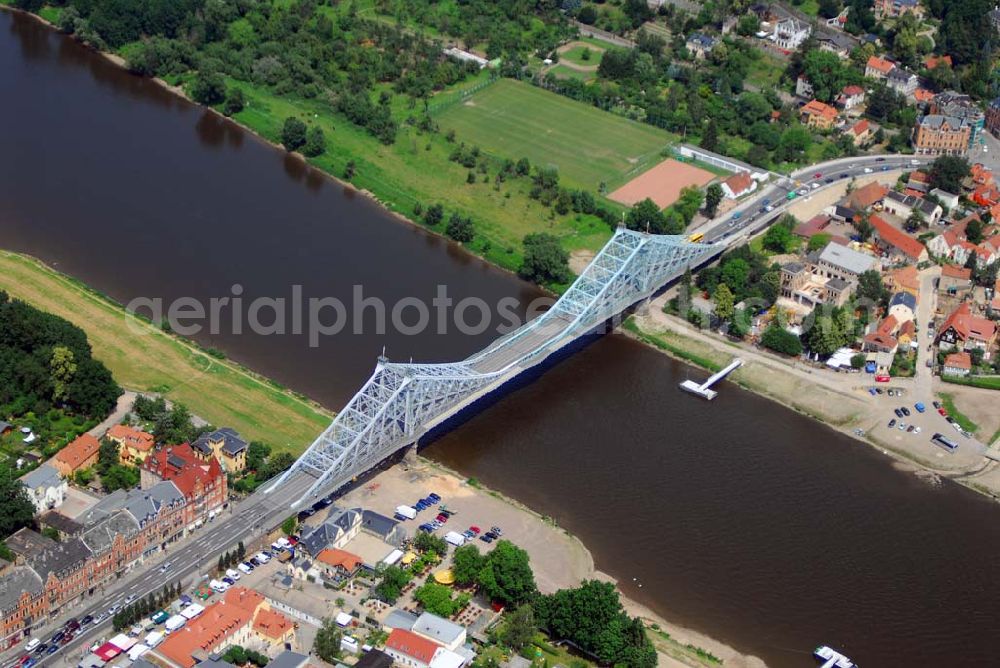 Aerial photograph Dresden - Blick auf das Blaue Wunder - eigentlich Loschwitzer Brücke, sie verbindet den Schillerplatz in Blasewitz (linkselbisch) mit dem Körnerplatz in Loschwitz. Erbaut wurde die Stahlfachwerkkonstruktion 1891-1893 von Claus Köpcke und Hans Manfred Krüger als eine der ersten strompfeilerfreien Brücken. Ihre Gesamtlänge beträgt 260 m, die Spannweite zwischen den beiden Uferpfeilern 141,5 m. Nach einer Zeitungsente soll sich der anfänglich grüne Anstrich nach kurzer Zeit blau verfärbt haben, worauf der volkstümliche Name Blaues Wunder zurückzuführen sei.