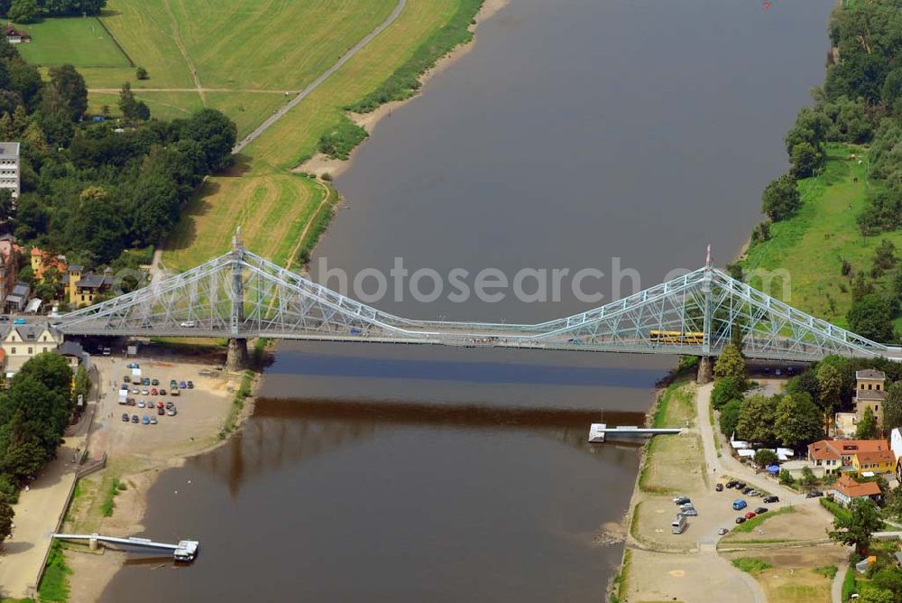 Dresden from above - Blick auf das Blaue Wunder - eigentlich Loschwitzer Brücke, sie verbindet den Schillerplatz in Blasewitz (linkselbisch) mit dem Körnerplatz in Loschwitz. Erbaut wurde die Stahlfachwerkkonstruktion 1891-1893 von Claus Köpcke und Hans Manfred Krüger als eine der ersten strompfeilerfreien Brücken. Ihre Gesamtlänge beträgt 260 m, die Spannweite zwischen den beiden Uferpfeilern 141,5 m. Nach einer Zeitungsente soll sich der anfänglich grüne Anstrich nach kurzer Zeit blau verfärbt haben, worauf der volkstümliche Name Blaues Wunder zurückzuführen sei.