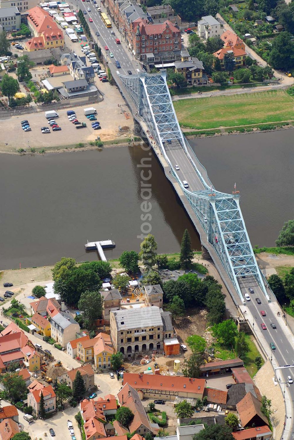 Dresden from the bird's eye view: Blick auf das Blaue Wunder - eigentlich Loschwitzer Brücke, sie verbindet den Schillerplatz in Blasewitz (linkselbisch) mit dem Körnerplatz in Loschwitz. Erbaut wurde die Stahlfachwerkkonstruktion 1891-1893 von Claus Köpcke und Hans Manfred Krüger als eine der ersten strompfeilerfreien Brücken. Ihre Gesamtlänge beträgt 260 m, die Spannweite zwischen den beiden Uferpfeilern 141,5 m. Nach einer Zeitungsente soll sich der anfänglich grüne Anstrich nach kurzer Zeit blau verfärbt haben, worauf der volkstümliche Name Blaues Wunder zurückzuführen sei.