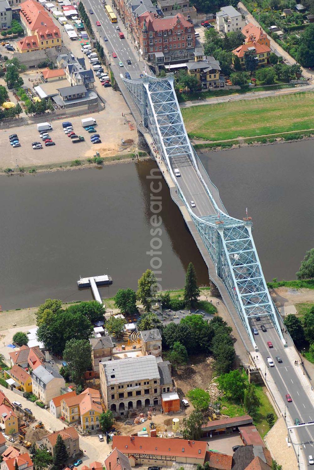 Aerial image Dresden - Blick auf das Blaue Wunder - eigentlich Loschwitzer Brücke, sie verbindet den Schillerplatz in Blasewitz (linkselbisch) mit dem Körnerplatz in Loschwitz. Erbaut wurde die Stahlfachwerkkonstruktion 1891-1893 von Claus Köpcke und Hans Manfred Krüger als eine der ersten strompfeilerfreien Brücken. Ihre Gesamtlänge beträgt 260 m, die Spannweite zwischen den beiden Uferpfeilern 141,5 m. Nach einer Zeitungsente soll sich der anfänglich grüne Anstrich nach kurzer Zeit blau verfärbt haben, worauf der volkstümliche Name Blaues Wunder zurückzuführen sei.