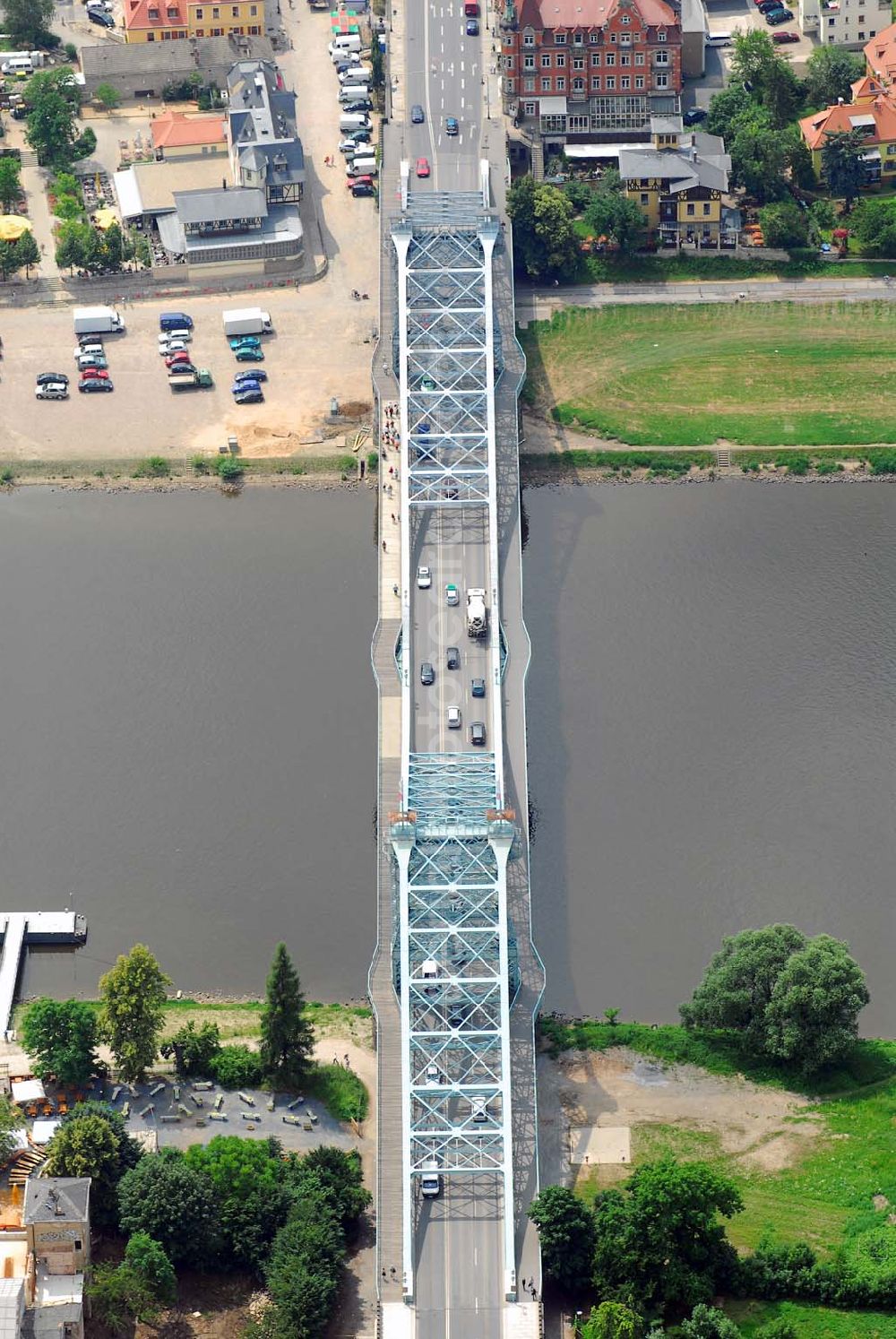 Aerial photograph Dresden - Blick auf das Blaue Wunder - eigentlich Loschwitzer Brücke, sie verbindet den Schillerplatz in Blasewitz (linkselbisch) mit dem Körnerplatz in Loschwitz. Erbaut wurde die Stahlfachwerkkonstruktion 1891-1893 von Claus Köpcke und Hans Manfred Krüger als eine der ersten strompfeilerfreien Brücken. Ihre Gesamtlänge beträgt 260 m, die Spannweite zwischen den beiden Uferpfeilern 141,5 m. Nach einer Zeitungsente soll sich der anfänglich grüne Anstrich nach kurzer Zeit blau verfärbt haben, worauf der volkstümliche Name Blaues Wunder zurückzuführen sei.