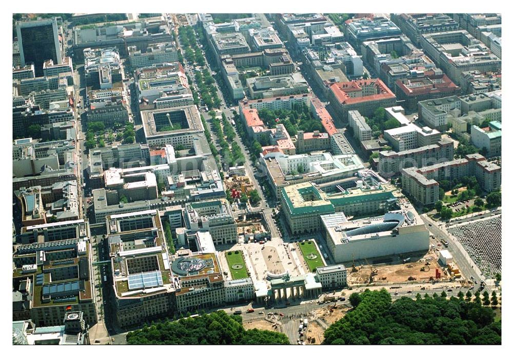 Aerial photograph Berlin - Blick vom Brandenburger Tor Richtung Alexanderplatz. Im Bild der Parise Platz und die Baustellen zur Umgestaltung der Starße Unter den Linden, sowie das Holocaust Denkmal