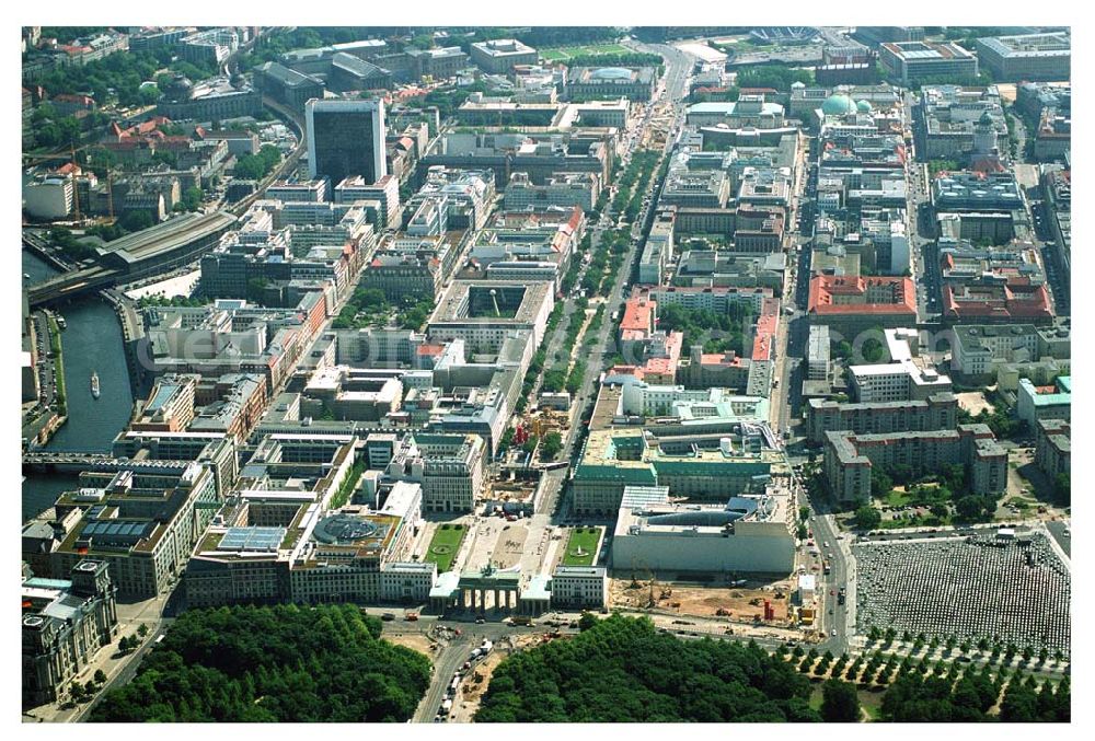 Berlin from above - Blick vom Brandenburger Tor Richtung Alexanderplatz. Im Bild der Parise Platz und die Baustellen zur Umgestaltung der Starße Unter den Linden, sowie das Holocaust Denkmal