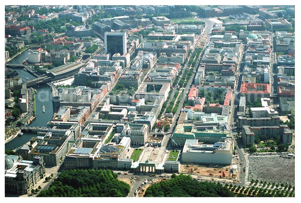 Berlin from the bird's eye view: Blick vom Brandenburger Tor Richtung Alexanderplatz. Im Bild der Parise Platz und die Baustellen zur Umgestaltung der Starße Unter den Linden, sowie das Holocaust Denkmal