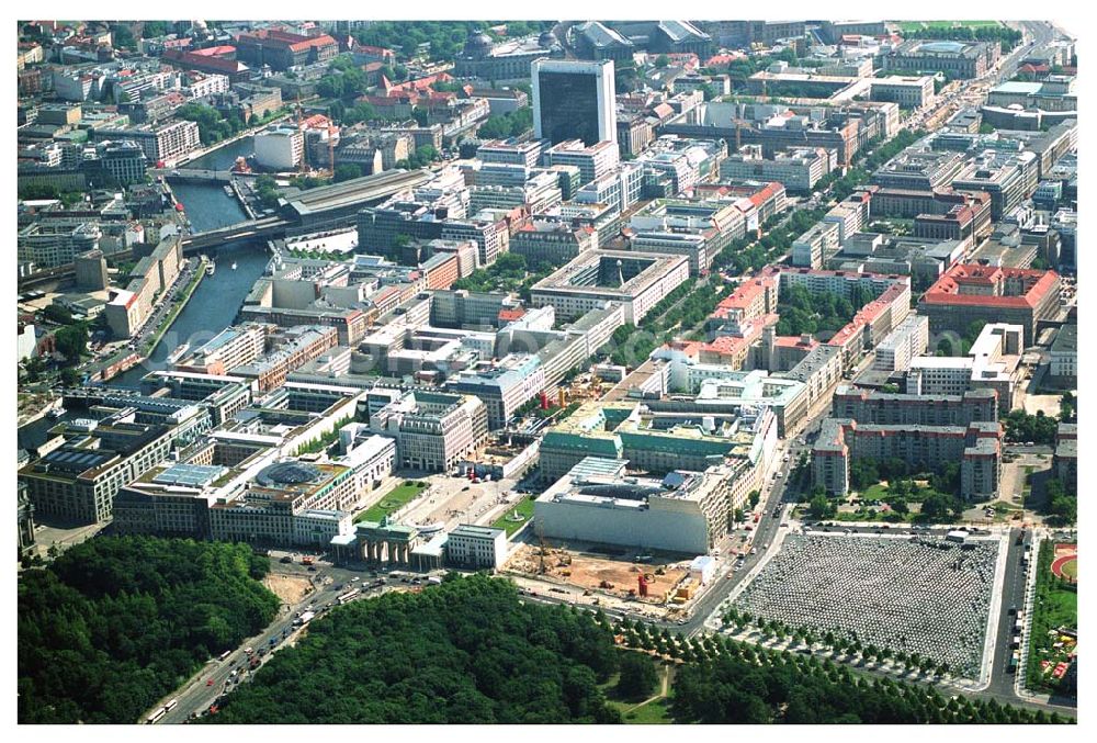 Aerial photograph Berlin - Blick vom Brandenburger Tor Richtung Alexanderplatz. Im Bild der Parise Platz und die Baustellen zur Umgestaltung der Starße Unter den Linden, sowie das Holocaust Denkmal