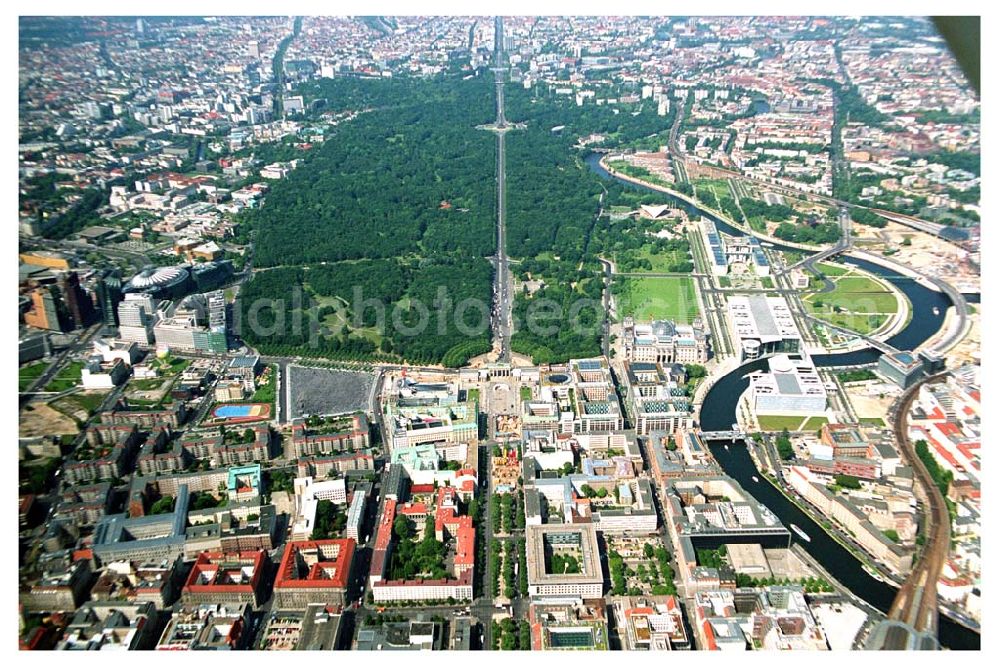 Berlin from above - Blick auf das Stadtzentrum Berlin-Mitte vom Pariser Platz aus in Richtung Siegessäule/Großer Stern. Mit im Bild das Brandenburger Tor, Holocaust Denkmal, Spreebogen/Regierungsviertel, der Tiergarten und die Umgestaltungsarbeiten der Straße Unter den Linden.