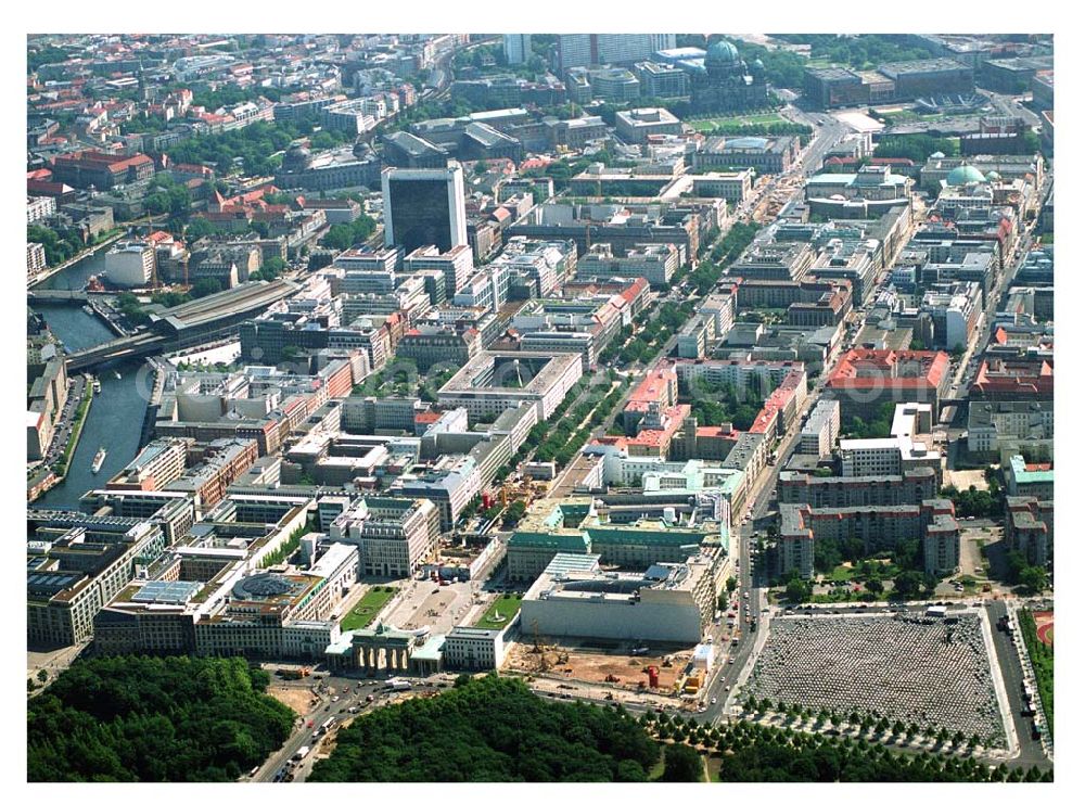 Aerial image Berlin - Blick vom Brandenburger Tor Richtung Alexanderplatz. Im Bild der Parise Platz und die Baustellen zur Umgestaltung der Starße Unter den Linden, sowie das Holocaust Denkmal