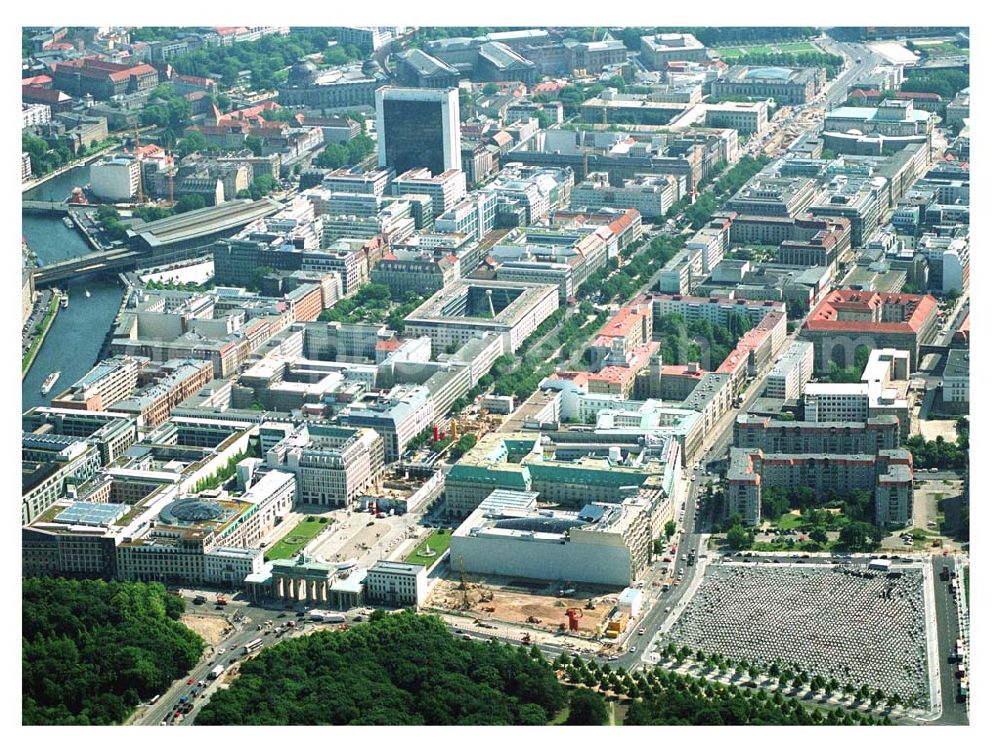 Aerial photograph Berlin - Blick vom Brandenburger Tor Richtung Alexanderplatz. Im Bild der Parise Platz und die Baustellen zur Umgestaltung der Starße Unter den Linden, sowie das Holocaust Denkmal