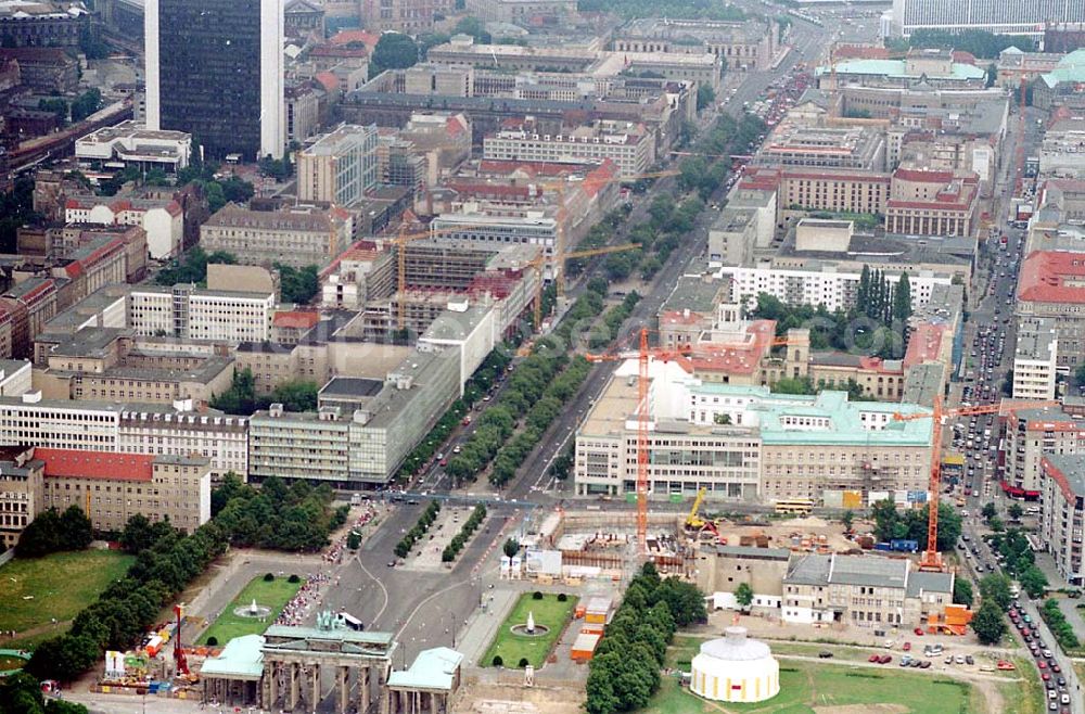 Aerial image Berlin - 23.07.1995 Blick auf Brandenburger Tor und Unter den Linden