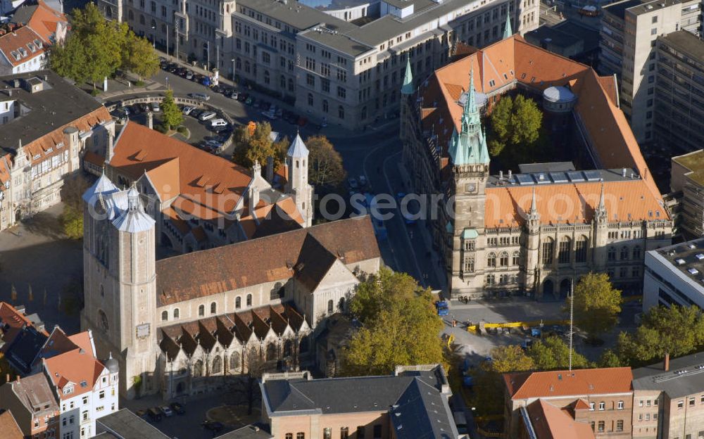 Braunschweig from the bird's eye view: Blick auf das Rathaus in Braunschweig (rechts), das zwischen 1894 und 1900 errichtet wurde und den Braunschweiger Dom (links). Kontakt: Stadt Braunschweig, Platz der Deutschen Einheit 1 38100 Braunschweig, Tel. +49(0)531 470 1, Fax +49(0)531 151 12, Email: stadt@braunschweig.de; Ev.-Luth. Dompfarramt, Domplatz 5 38100 Braunschweig, Tel. +49(0)531 24335 0, Fax +49(0)531 24335 24, Email: dompfarramt@braunschweigerdom.de