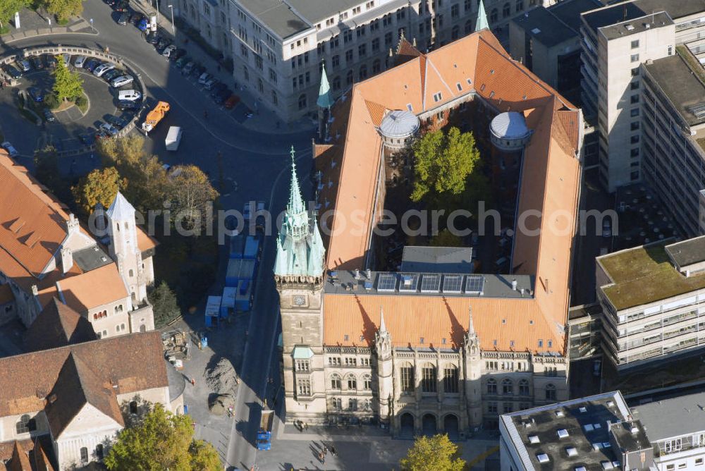 Aerial photograph Braunschweig - Blick auf das Rathaus in Braunschweig, das zwischen 1894 und 1900 errichtet wurde. Direkt gegenüber befindet sich der Braunschweiger Dom, von dem unten links im Bild noch ein Stück zu sehen ist. Kontakt: Stadt Braunschweig, Platz der Deutschen Einheit 1 38100 Braunschweig, Tel. +49(0)531 470 1, Fax +49(0)531 151 12, Email: stadt@braunschweig.de