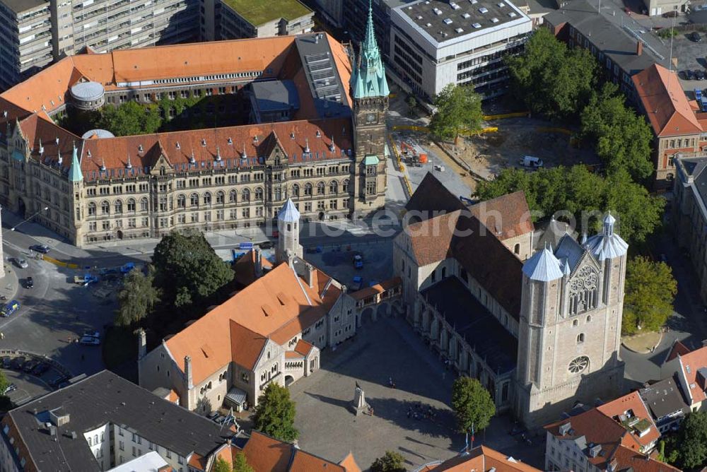 Aerial image Braunschweig - Blick auf das Rathaus in Braunschweig Anschrift: Platz der Deutschen Einheit 1;38100 Braunschweig Blick auf den Braunschweiger Dom Anschrift: Domplatz; 38100 Braunschweig;