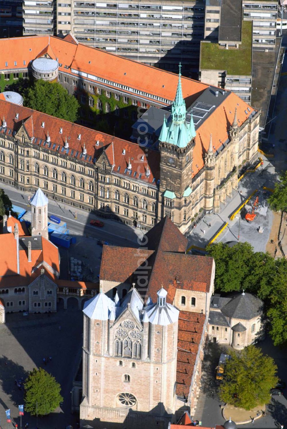 Aerial photograph Braunschweig - Blick auf das Rathaus in Braunschweig Anschrift: Platz der Deutschen Einheit 1;38100 Braunschweig Blick auf den Braunschweiger Dom Anschrift: Domplatz; 38100 Braunschweig;