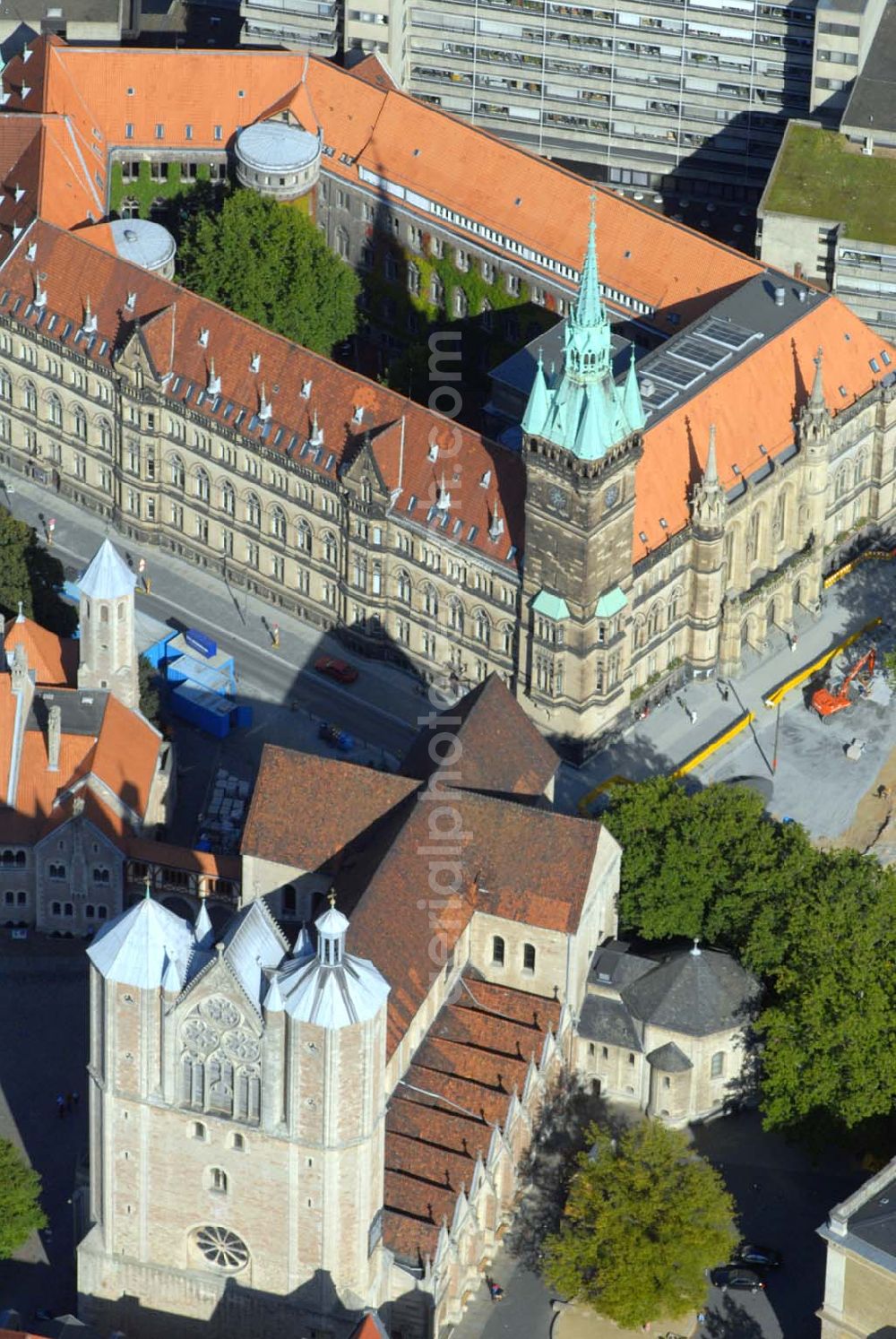 Braunschweig from above - Blick auf das Rathaus in Braunschweig Anschrift: Platz der Deutschen Einheit 1;38100 Braunschweig Blick auf den Braunschweiger Dom Anschrift: Domplatz; 38100 Braunschweig;