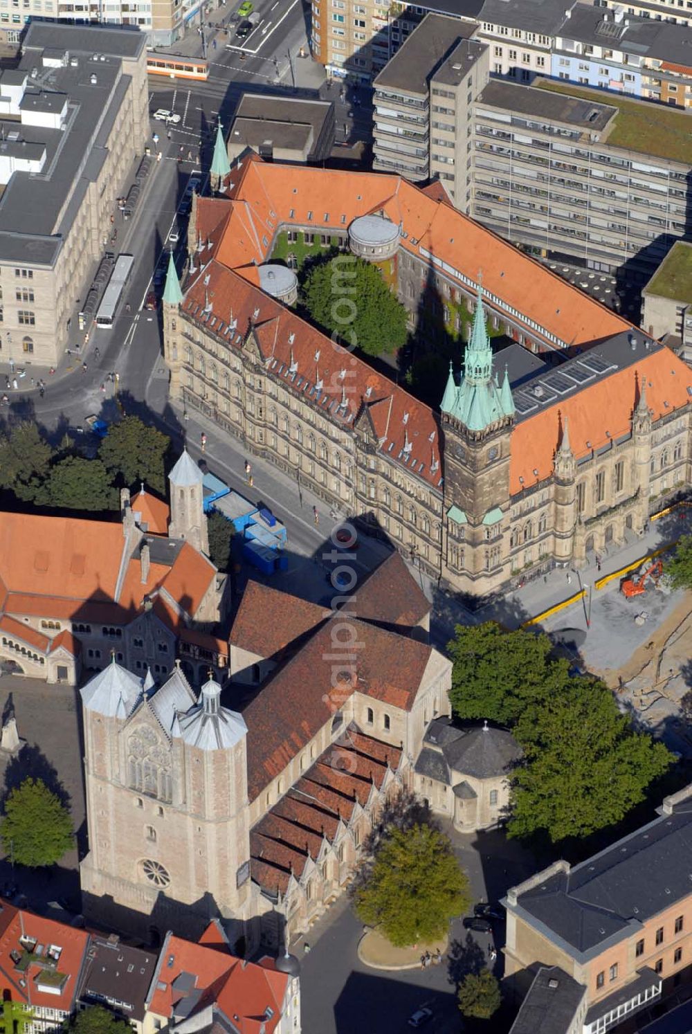 Braunschweig from the bird's eye view: Blick auf das Rathaus in Braunschweig Anschrift: Platz der Deutschen Einheit 1;38100 Braunschweig Blick auf den Braunschweiger Dom Anschrift: Domplatz; 38100 Braunschweig;